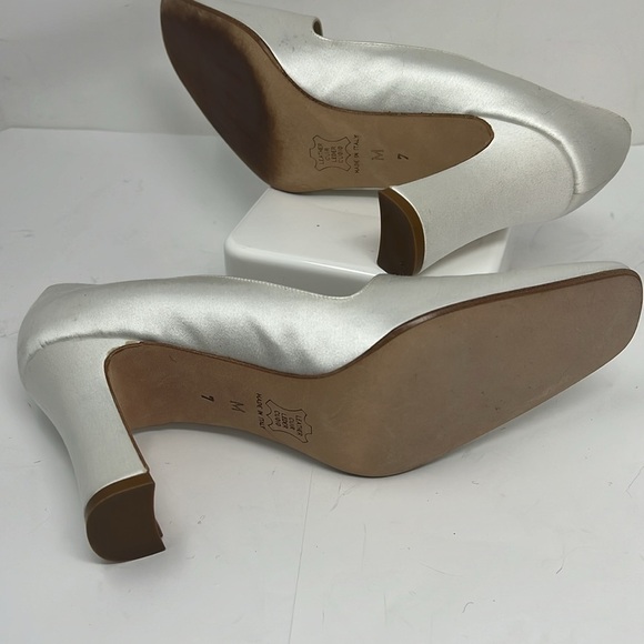 Vera Wang Sz 7 White Silk Made in Italy Block Heel Pumps - Never Worn - Picture 5 of 8